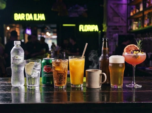 Variedade inclusiva de bebidas: água com gás, refrigerante, suco tropical, coquetel artesanal e cerveja artesanal